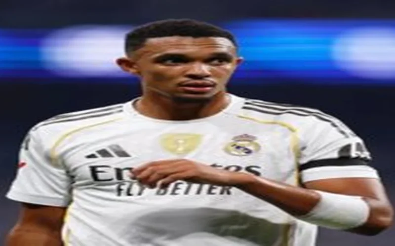 الشرطة الإسبانية توقف ألكسندر أرنولد في تطور مفاجئ للاعب ريال مدريد الجديد